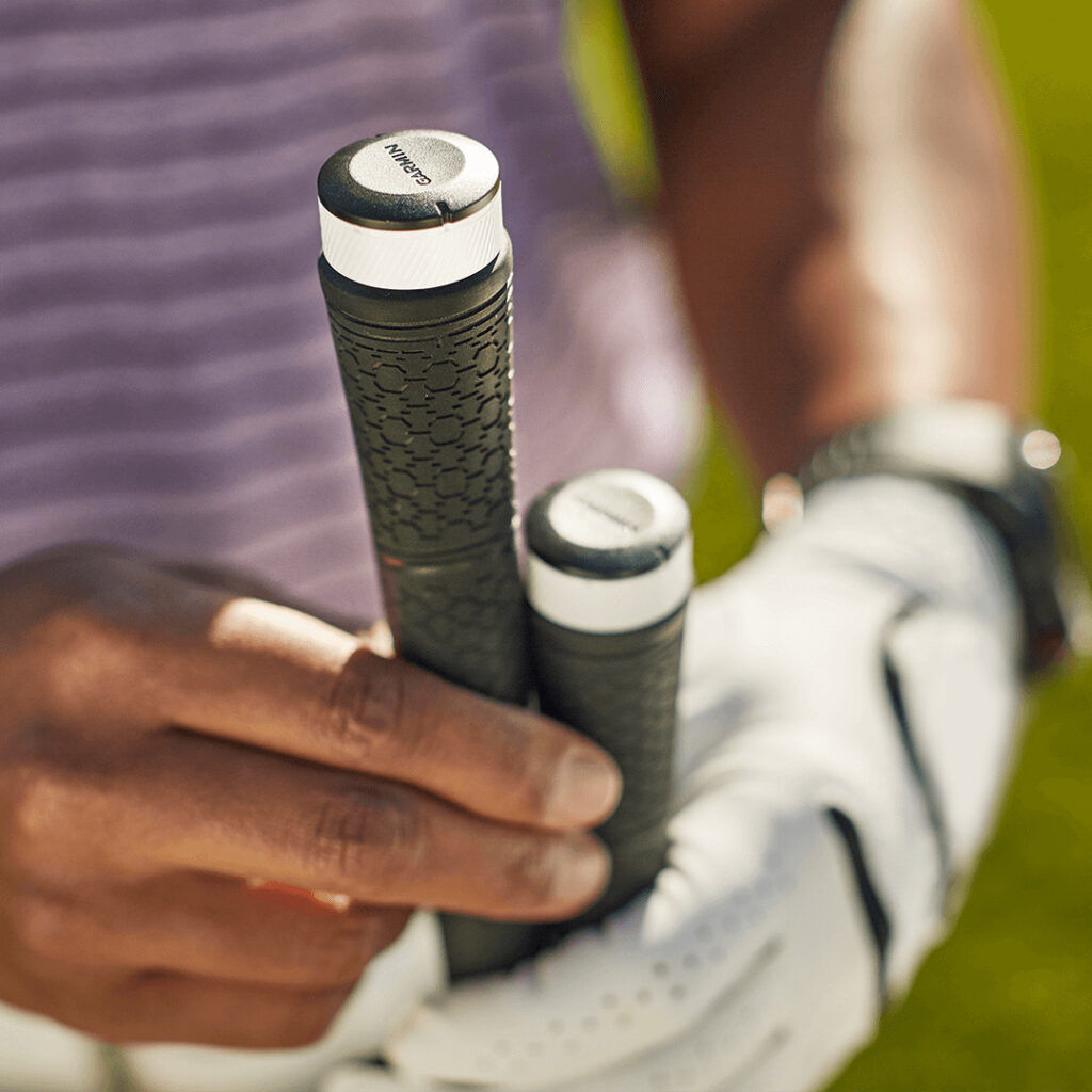 Golfclubs met daarop bevestigd golf tracking systeem Approach CT10 van Garmin.