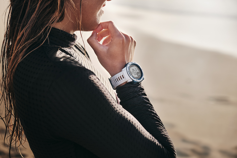 Surf smartwatch solar garmin instinct edition surf horloge om pols
