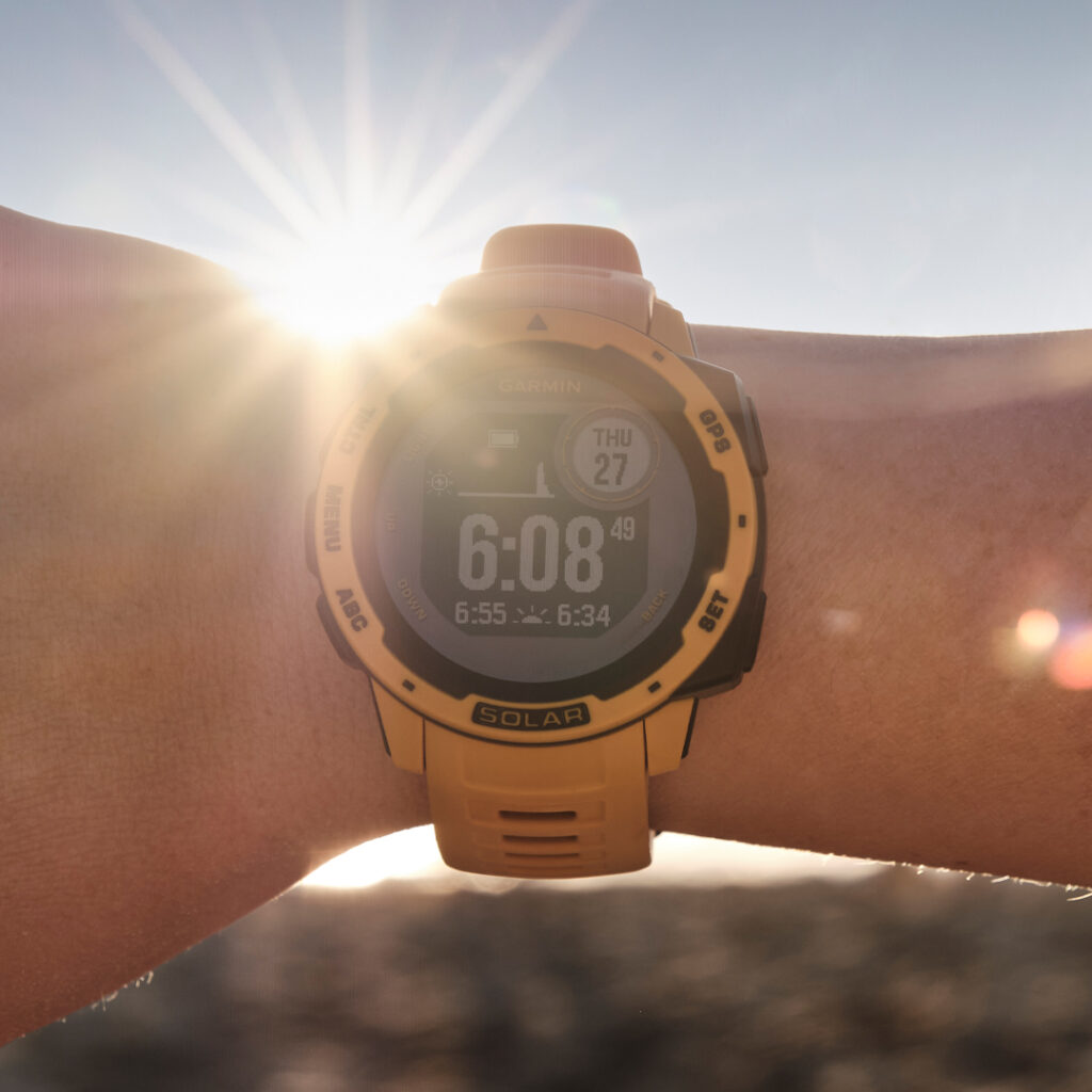 solar horloge smartwatch garmin instinct om pols met zonnestralen