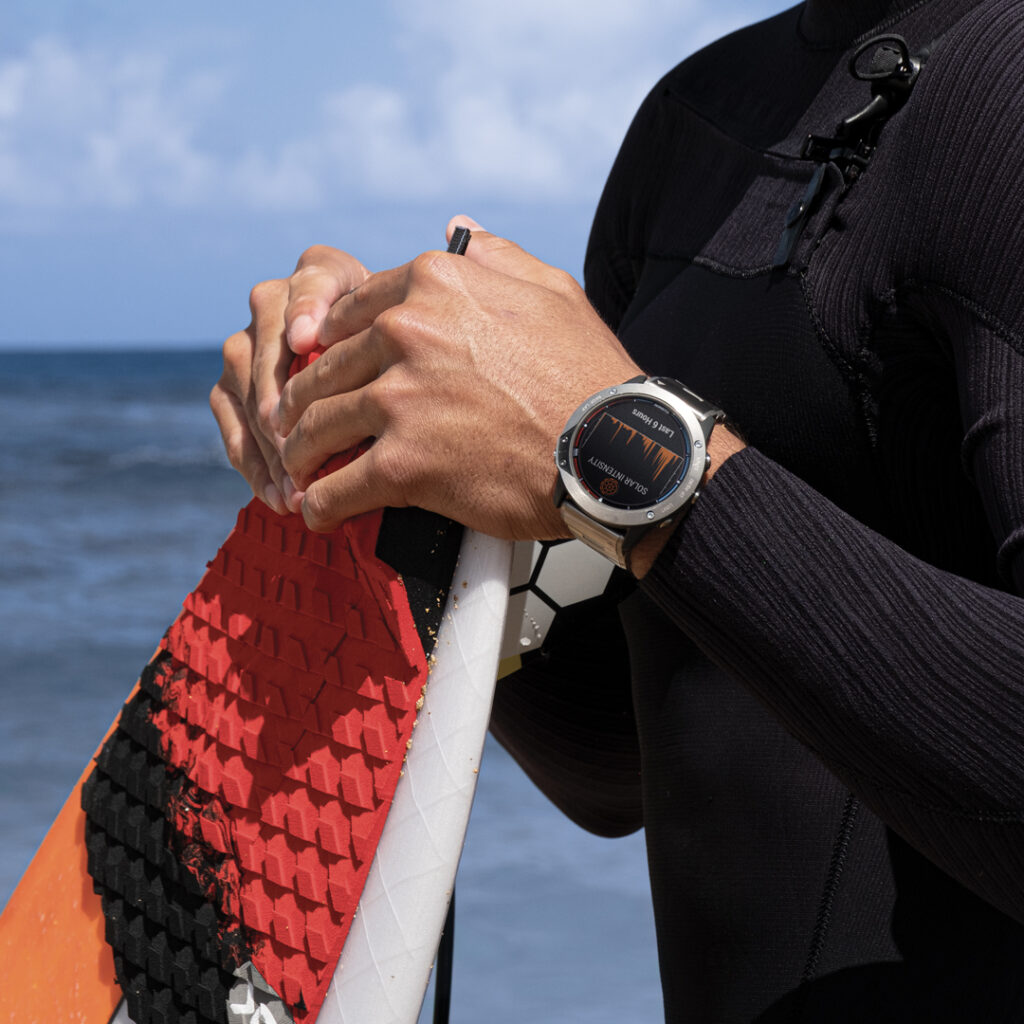Solar horloge Quatix 6x solar van Garmin om pols bij man op het water.