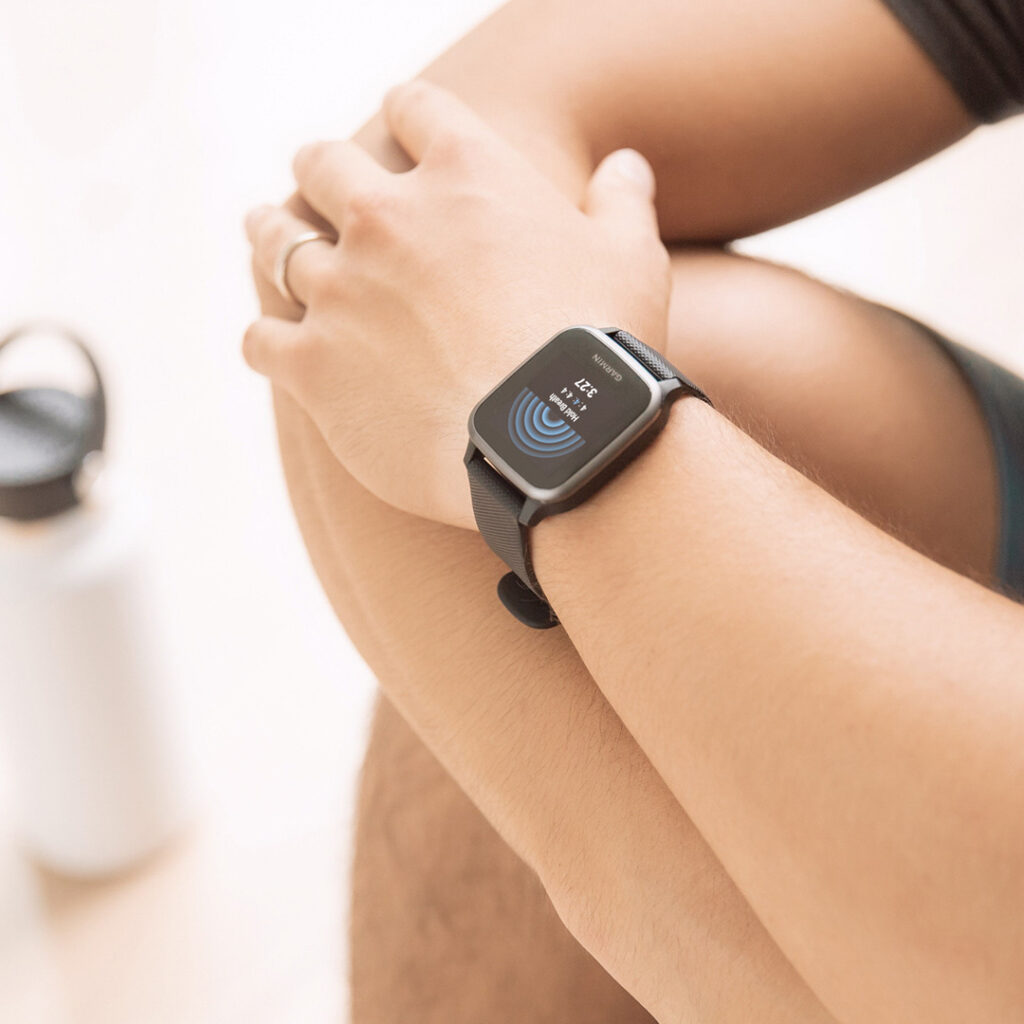 Ademhalingsoefening met Garmin Venu Sq smartwatch.