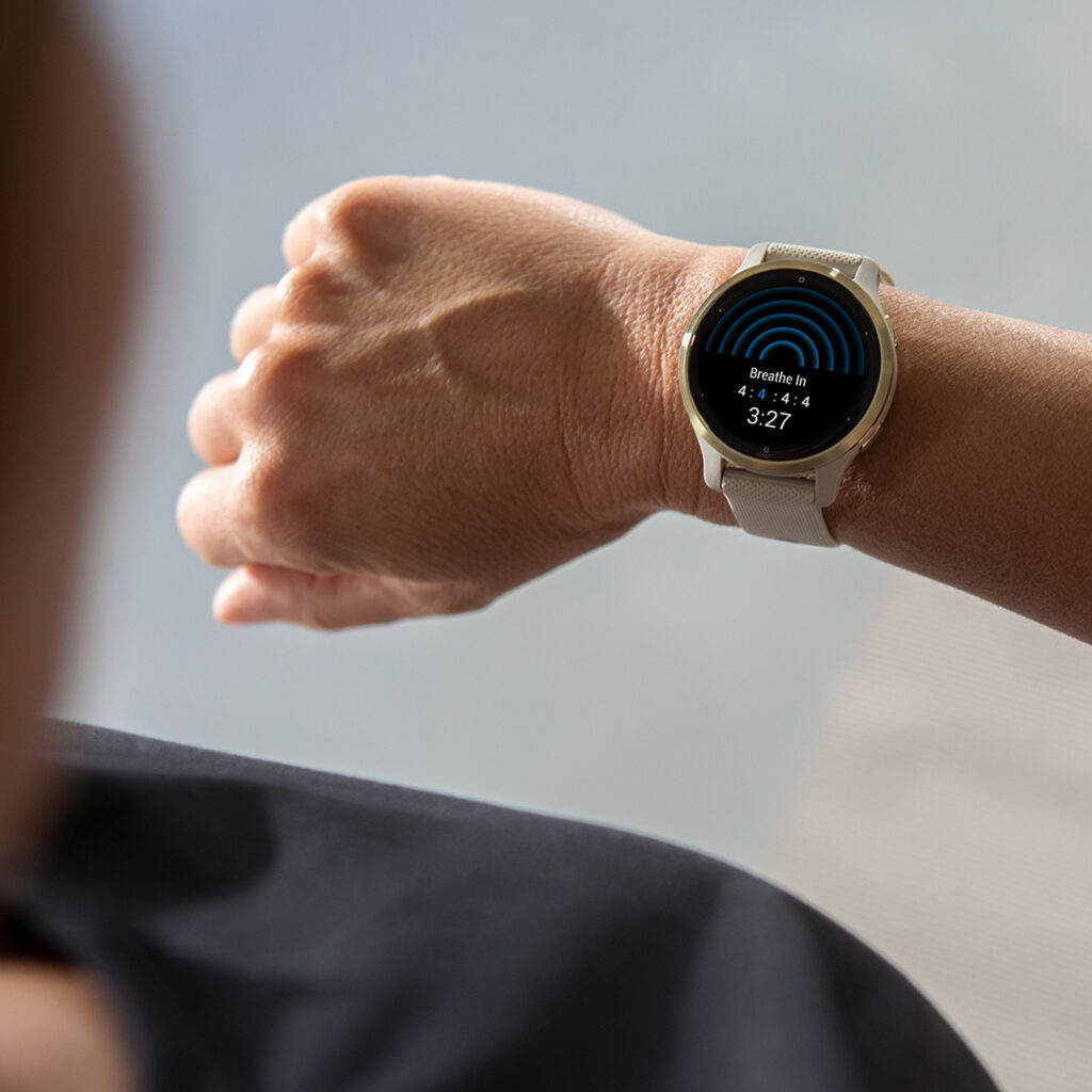 Mindful ademen Garmin Venu 2 smartwatch. Horloge om pols van vrouw.